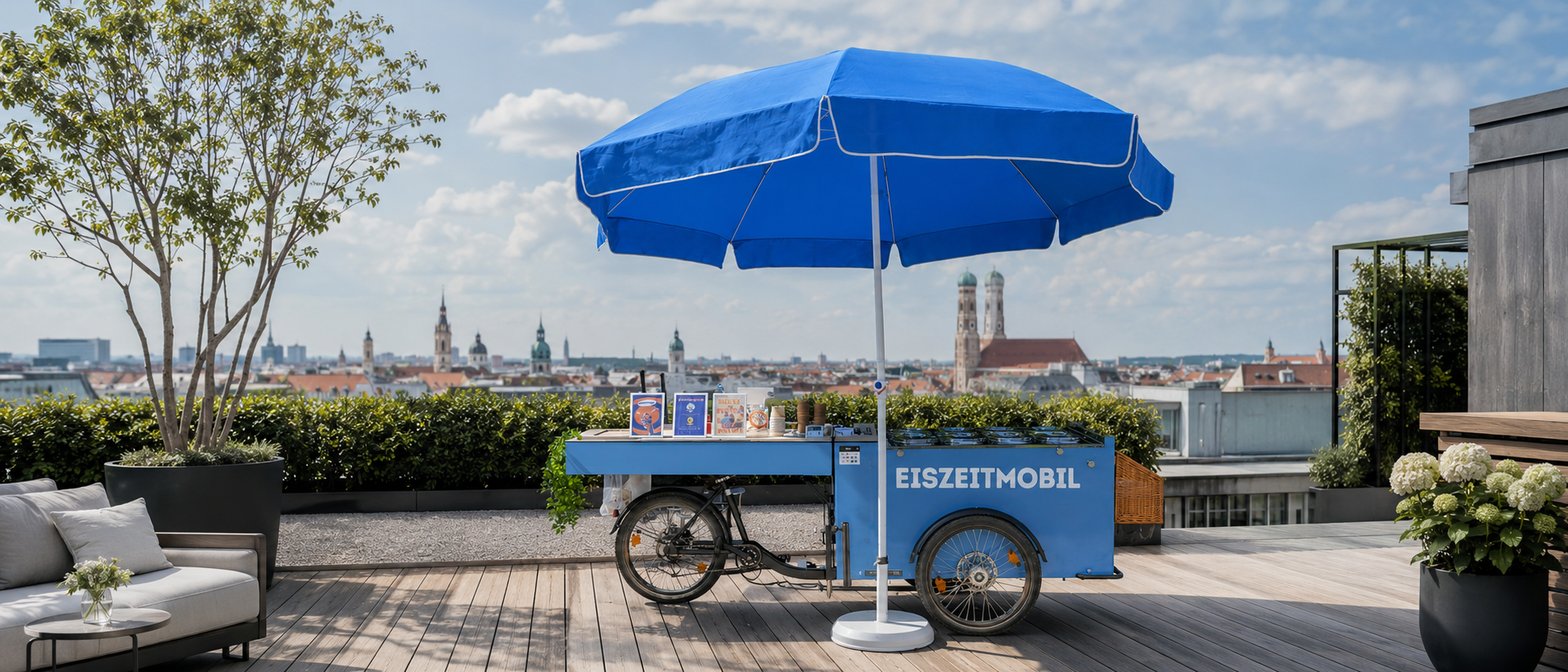 Eiszeitmobil Eisfahrrad auf Dachterrasse mit Blick auf die Münchner Frauenkirche