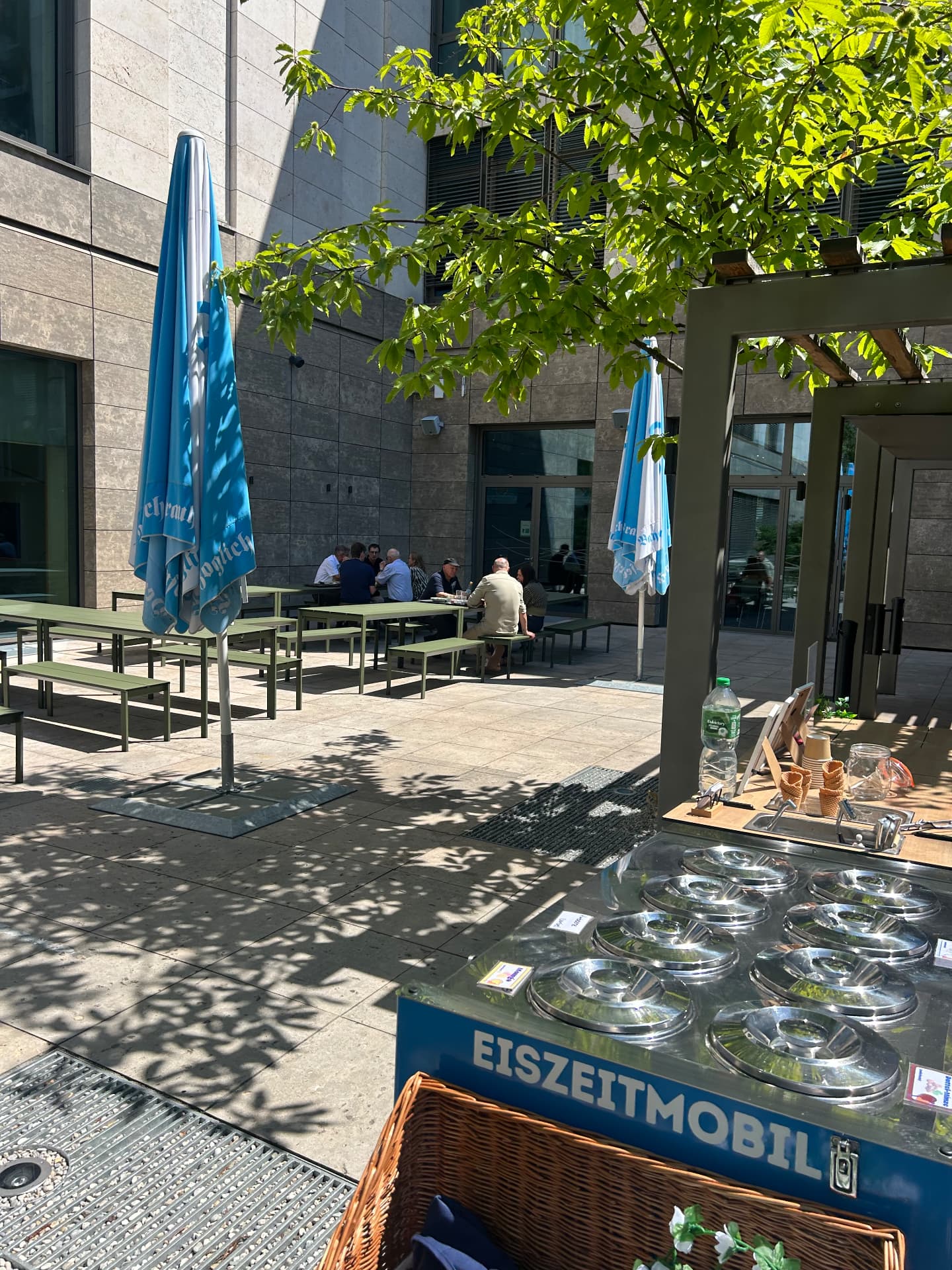Eiszeitmobil auf einer Bürohof-Terrasse in München