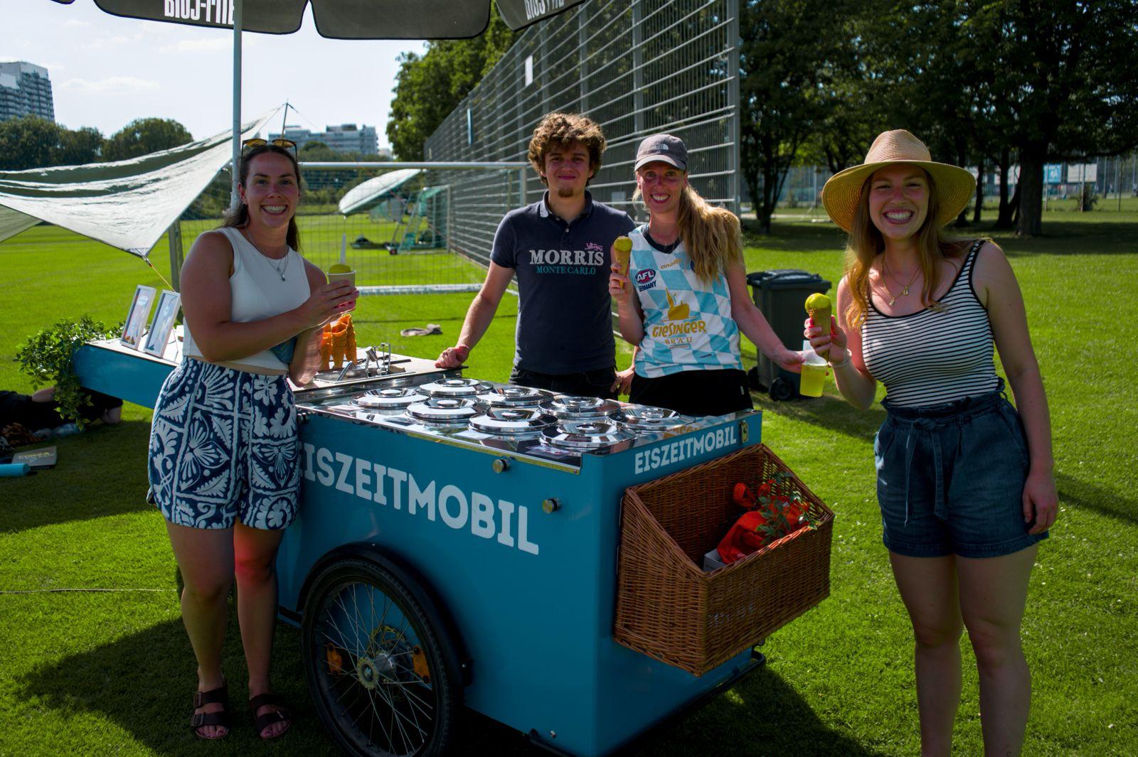 Gäste mit Eis am Eiszeitmobil bei einem Sommerevent in München